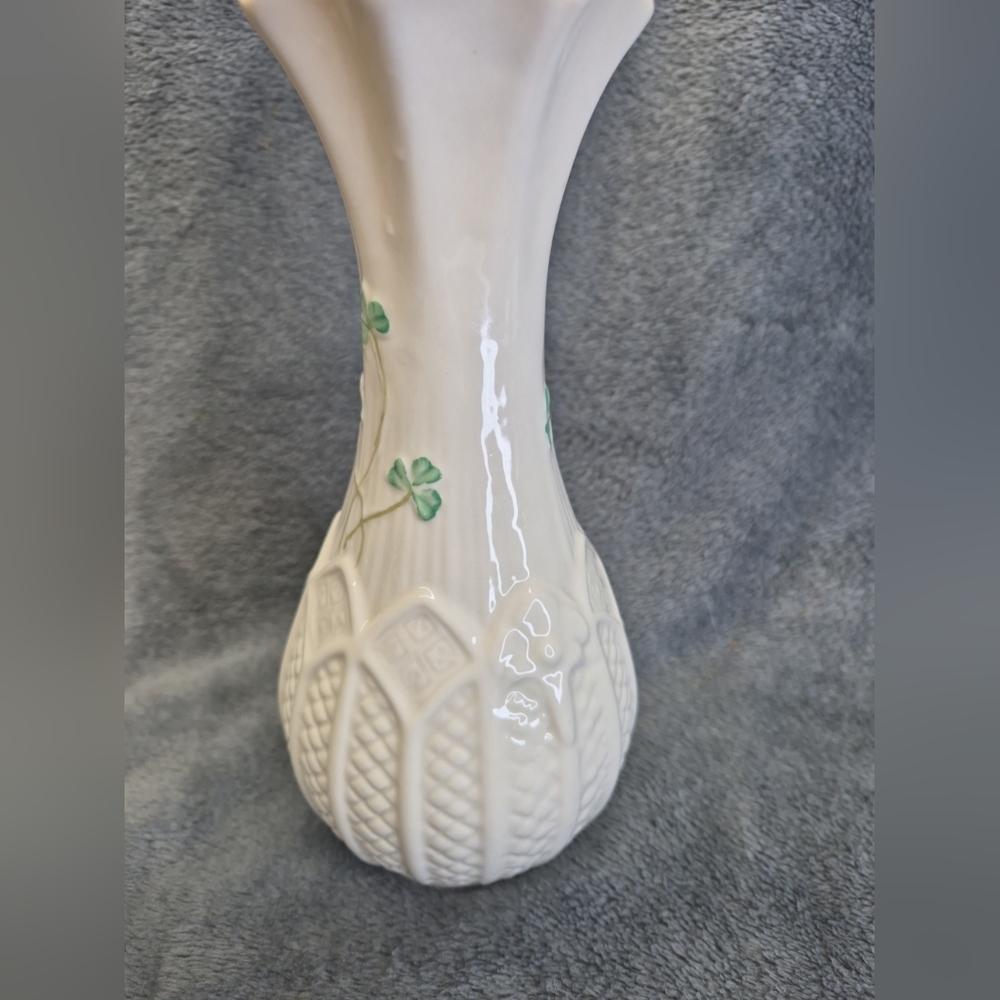 Vintage Belleek Rock Of Cashel Vase Beige Color With Some Green Leaves - Picture 4 of 8